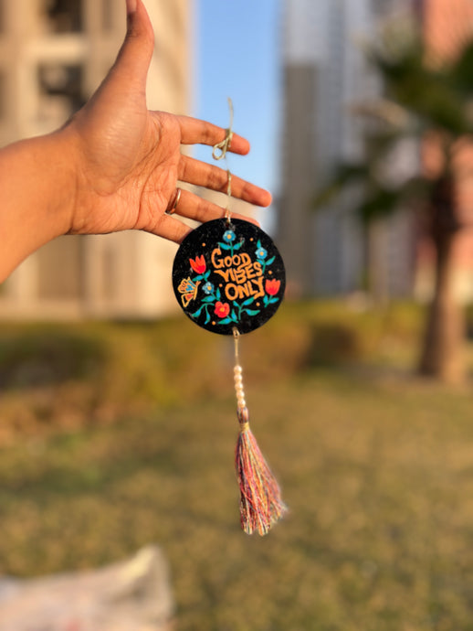 Good Vibes Only Hand-Painted Travel Charm - Ankansala